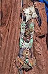 Timbuktu, Mali. Eine aufwendig verzierte Leder-Geldbörse und ein Metall-Talisman Kasten hängen rund um den Hals eines Mannes der Tuareg.