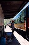 Un homme se dresse sur la plate-forme à Barrancas sur le chemin de fer de Chihuahua-Pacifico.