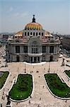 Mexique, Mexico. Palacio de Bellas Artes (Palais des beaux-arts) est le premier opéra de la ville de Mexico. Le bâtiment est célèbre pour son extravagante extérieur de Beaux Arts en marbre blanc italien importé et ses peintures murales de Diego Rivera, Rufino Tamayo, David Alfaro Siqueiros et Jos̩ Clemente Orozco.