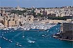 Malta, Vittoriosa. Blick über Vallettas Grand Harbour Dockyard Creek und Vittoriosa mit seinen eleganten Gebäuden und belebten Marina.