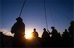 Mongolei, Karakorum. Pferd Hirten mit ihren Urgas (Lasso-Pole), sammeln für ein Pferd-Festival im Karakorum, der alten kaiserlichen Hauptstadt der Mongolei.