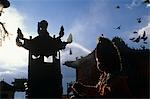 Mongolie, Oulan-Bator. Jeune Lama effectue le culte du matin au monastère de Ganden.