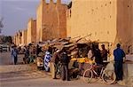 Cluster de vendeurs de fruits et légumes de hauts, murs de briques qui encerclent complètement la ville de Taroudant.