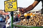 Escargots à la vente à l'un des nombreux stands de nourriture qui remplissent les Djemma el Fna dans la soirée.