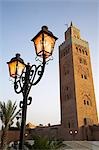 70 M de haut minaret de la Koutoubia domine les toits de Marrakech. Construit au XIIe siècle par Marie el-Mansour.