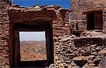 Maroc, montagnes de l'Anti Atlas, Tasguent (nr Tafraoute). Le gardien d'agadir de Tasguent, un exceptionnellement bien préservé fortifié grenier berbère, pairs sur un parapet.
