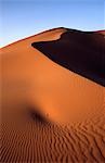 Textures et ombres dans les dunes de sable de Erg Chebbi, près de Merzouga au Maroc oriental.