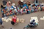 Maroc, des Marrakech, Marche Epices. Chapeau de décrochage dans le marché aux épices.