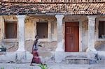 Une femme devant une villa ancien portugais sur l'île Ibo, dans l'archipel de Quirimbas, Mozambique.