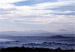 Vom Zomba Plateau umarmt geringer Nebel die Konturen des umliegenden Landes bei Tagesanbruch. .