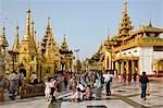 Myanmar, Birmanie, Yangon. Bouddhistes prient à petits stupas, temples, sanctuaires, salles de prière, pavillons et des images religieuses et statues du temple d'or de Shwedagon.