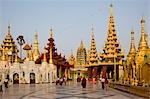 Myanmar, Birmanie, Yangon. Les petits stupas, temples, sanctuaires, salles de prière et pavillons du Temple d'or de Shwedagon brillent dans la lumière après-midi tardive.