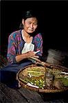 Myanmar, Birmanie, lac Inle. Une femme de Intha fabriquant cigarillos chez elle, sur le lac Inle. Ils sont particulièrement populaires chez les femmes.