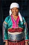 Myanmar. La Birmanie. Village de Wanpauk. Une femme Palaung du groupe tibétain-Myanmar des tribus. Femmes affichent souvent leur richesse en portant de larges ceintures argent.