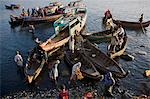 Myanmar, Burma, Rakhaing-Staat. Fischerboote verankert in Sittwe des geschäftigen Hafen.