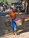 Myanmar, Birmanie, Mrauk U. Un vendeur de fleurs de lotus dans un village près de Mrauk U.