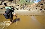 Namibie, Parc National de Namib Naukluft. Le Kuiseb Canyon forme la limite sud du parc du Namib Desert. La rivière coule qu'occasionnellement et ne parvient pas à la mer. Ex-jeu Ranger - Kobus Alberts - armé d'un fusil contre une attaque de la hyène a été, avec le photographe Mark Hannaford, la première personne à explorer sa longueur.