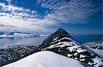 Ein Berges oberhalb Kongsfjorden absteigender Wanderer.