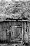 Tromso Troms, Norvège. La porte en bois patinée à une grange traditionnelle engazonnée dans la banlieue de Tromso.
