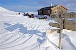 Tromsø, Norwegen Lyngen Alpen. Eine entfernte Berghütte in den Lyngen Alpen bieten dringend benötigten Schutz vor extremen Winter kalt