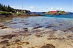 Norwegen, Nordland, Helgeland. Sommer in Norwegen Küste, traditionelle Bootshäuser auf der Insel Onoy