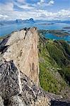 Norwegen, Nordland, Helgeland, Insel Rodoy. Blick auf die umliegenden Inseln von der 400 Meter hohe Gipfel des Rodoylova, was übersetzt bedeutet ""Löwe von Rodoy"" und die aus der Ferne auch sieht aus wie eine Sphinx.