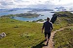 Norwegen, Nordland, Helgeland, Insel Rødøy. Die Insel von Rødøy ist dominiert von 400 Meter hohen Gipfel des Rødøyløva, was übersetzt bedeutet 'Löwe von Rødøy' und die aus der Ferne wie eine Sphinx sieht auch nach dem Aufstieg eines Pfads steilen, aber einfachen die Ansicht von oben bietet einen herrlichen Blick auf die umliegenden Inseln.