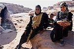 Jordanie, Petra région. Porter le costume traditionnel des jordanien, anciens résidents de repos près de leur campement en dehors du site archéologique.