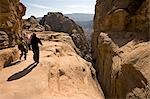 Jordanie, région de Petra, Petra. Un sentier de la monastère sombrer dans un ravin naturel à la ville principale.