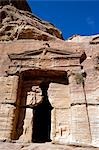 Jordanie, Petra. Détail du Lion Triclinium mettant en vedette deux lions gravement érodées sculpté de part et d'autre de la porte.