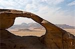 Region Aqaba, Jordanien: Wadi Rum. Wadi Rum ist eines der weltweit spektakulärsten Wüste Landschaften-hier ein ""Burda"", einer natürlichen Felsen-Brücke, mit Blick auf die umgebende Wüste.