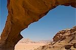 Jordanie, région d'Aqaba, Wadi Rum. Wadi Rum est l'un des plus spectaculaire paysages-ici du désert du monde un « Burda », un pont de pierre naturelle, surplombe le désert environnant.