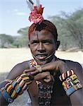 Die Verzierungen der Samburu Krieger Ändern von Generation zu Generation. In den 1990er Jahren wurde eine billige plastische-Blumen aus China Mode. Diese Krieger trägt mehrere Armbänder, die das kenianische Wappen tragen.