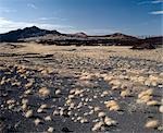 Südinsel ist Hauptinsel der Turkana-See. Im südlichen Bereich des Sees, wo das Wasser eine Tiefe von 374 Meter erreicht, befindet sich die Insel eine Wirbelsäule Vulkankegel und Hügel Fläche 15 Quadratmeilen. Die spärliche Vegetation kämpft, um zu wachsen in Asche und Lava fließt, die bemerkenswert gut erhalten sind. Diese Insel war 1955 der letzte Teil des Sees zu entdecken.