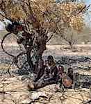 Quand les Turkana forment des camps temporaires de stocks durant la saison sèche, ils devrez peut-être passer à nouveau dans plus tard trois ou quatre jours. Souvent, les familles n'ont aucun temps ou l'envie de construire une maison temporaire. Ils feront faire avec un arbre ombreux et dormir sur peaux étendus sur le sol.