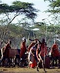 Une des plus importantes cérémonies Maasaï est l'eunoto lorsque les guerriers deviennent anciens subalternes. Un matin avant de prendre le bétail au pâturage, leur mère raser leurs verrous longue ocrées, qui rend leur apparence très différentes. Un initié peut être vu souffler une trompette corne de koudou.