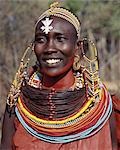 Une femme de Samburu portant un collier de mporro, qui signifie son statut marié.Ces colliers, une fois faites de poils de queue de la girafe, sont maintenant fabriqués à partir de fibres de feuilles de palmier doum (Hyphaene coriacea). Les perles sont des perles de verre de Venise milieu du XIXe siècle, qui ont été introduits à Samburuland par les premiers chasseurs et commerçants.