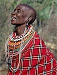 Une femme de Samburu chantant. Les chaînes de perles en noir et blancs de ses oreilles signifient qu'elle a deux fils adultes, qui sont des guerriers de la tribu. Remarque : la traditionnelle corne snuff conteneur suspendu à son cou.