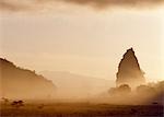 Frühen Morgennebel Boden umgibt Fischers Turm, eine alte vulkanische Stecker, in einer Region Kenias, wo die latenten Zeichen vulkanischer Aktivität immer noch offensichtlich sind. Die Aberdare Berge steigen in weiter Ferne. Der Turm wurde benannt, nachdem ein deutscher Afrikaforscher Gustav Fischer, der als erster Europäer das Gebiet im 1883.A Grant's Gazelle zu erreichen wurde im Vordergrund sehen ist zu.