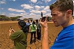 Bénévoles effectuant des relevés de la conservation à un point d'eau sèche sur une expédition Earthwatch, Lewa Conservancy, Kenya hydrologiques. .