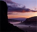 Sonnenaufgang in Hell's Gate National Park mit den Aberdare-Bergen steigt in weiter Ferne, Nakuru, Kenia