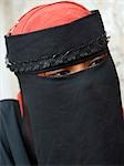 Kenia, Lamu Insel Lamu. Eine muslimische Frau Lamu Stadt elegant gekleidet in einen Schleier Buibui oder Gesicht.