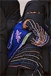 Kenia, Lamu Insel Lamu. Eine muslimische Frau Lamu Stadt trägt einen Schleier Buibui oder Gesicht, aber in einer attraktiv gestalteten, schwarzen Kleid gekleidet.