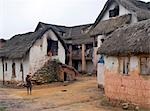 Une journée nuageuse met en évidence l'état de détérioration des maisons à Ambatovaky, un village des forgerons pas trop éloignés du Parc National de Ranomafana. Les maisons sont à deux étages avec des cuisines et des quartiers d'habitation situés au premier étage. La quasi-totalité d'entre eux disposent d'un balcon en bois et certains ont des escaliers extérieurs. Animaux d'élevage est habituellement conservé au rez de chaussée d'une maison pendant la nuit.