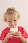 Mädchen trinken Milch