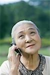 Femme senior à l'aide de téléphone portable