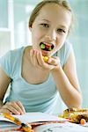 Mädchen essen Süßigkeiten und Hausaufgaben