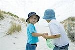 Enfants debout dans les dunes