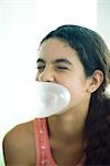 Préados fille soufflant des bulles de chewing-gum