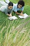 Junges Paar lying on Grass Bücher lesen